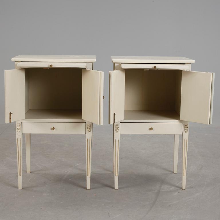 SÄNGBORD, ett par, gustaviansk stil, 1900-talets andra hälft.