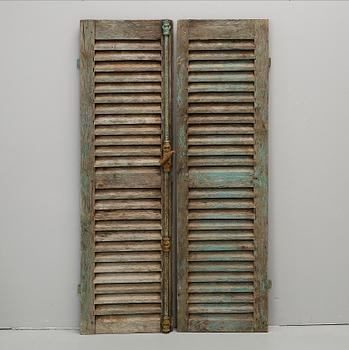 FÖNSTERLUCKOR, ett par, 1900-talets första hälft.