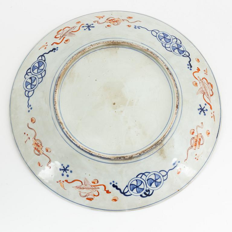 A large Japanese imari serving dish, 20th century.
