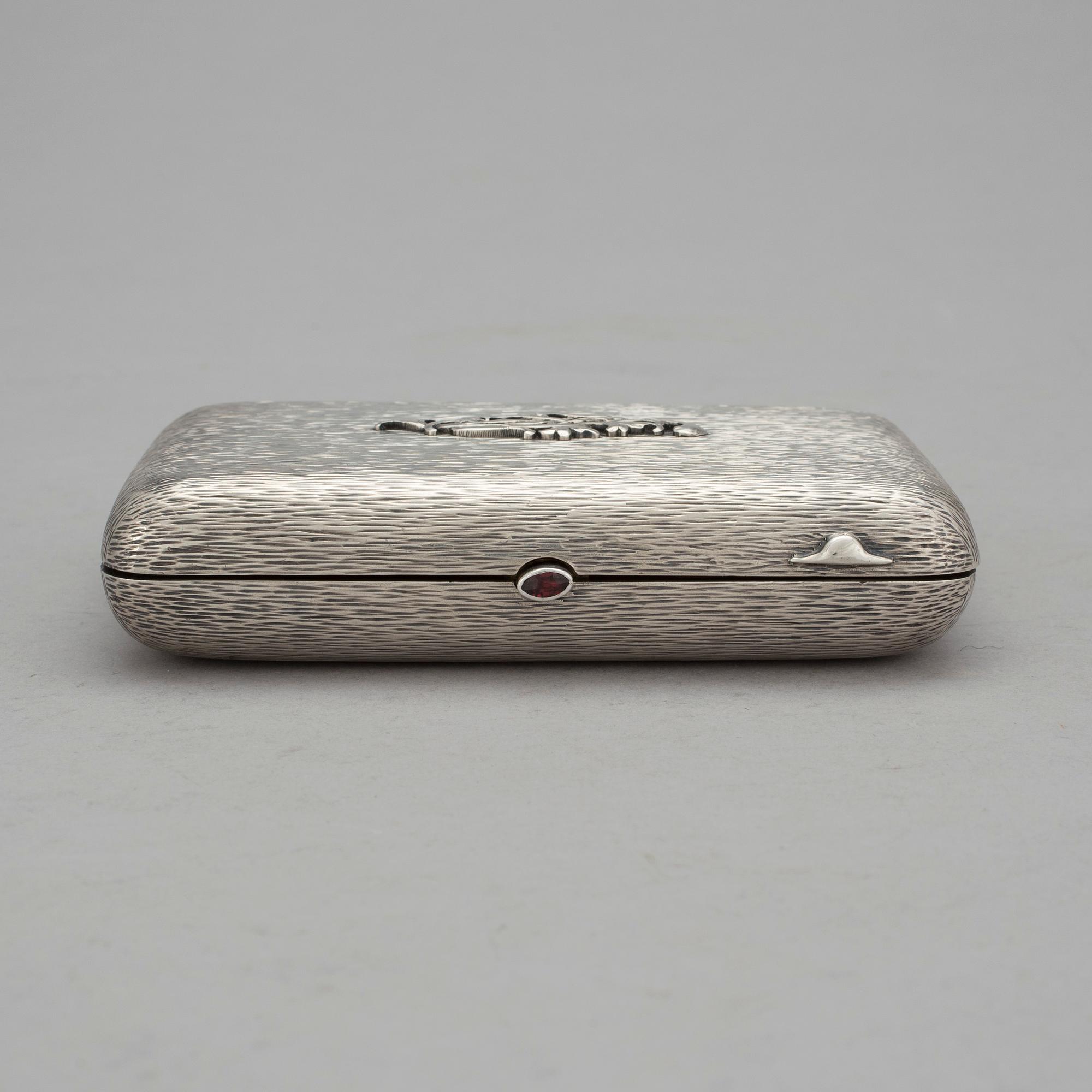 CIGARETTETUI, silver, Nikolay Shepelev, Riga, Lettland. 1902-1919. Vikt ca 325 gram.