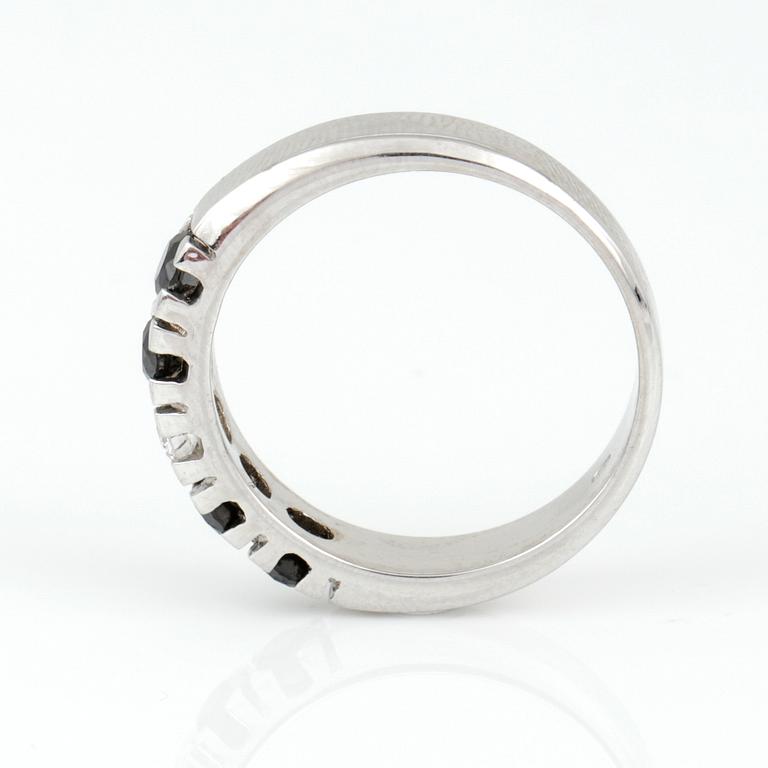 RING, 14K vitguld med svarta briljantslipade diamanter tot ca 0,58 ct och briljantslipad diamant 0,12 ct. Vikt 4,60 g.