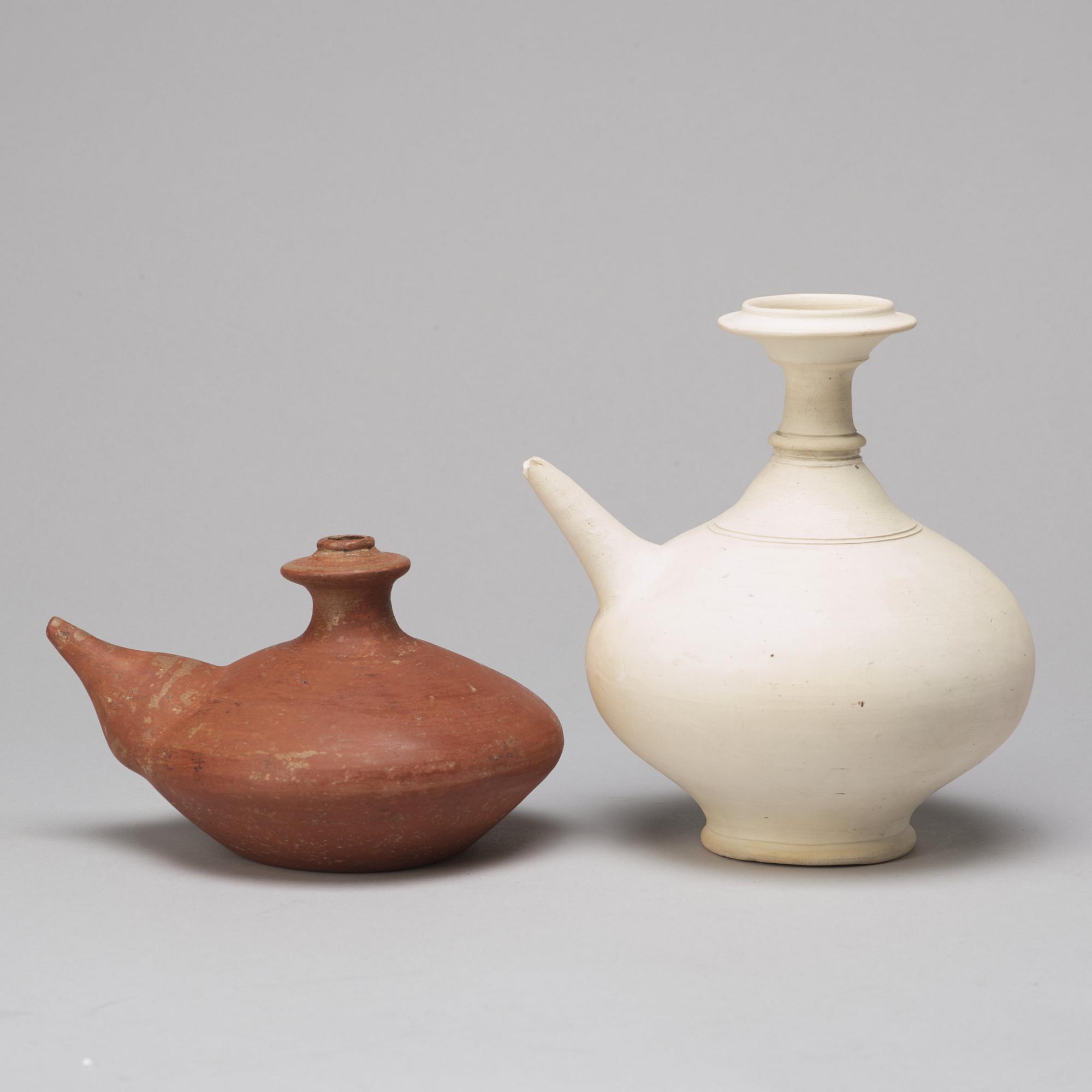 KENDI, två stycken, keramik. Thailand, Sawankhalok, Sjöfynd.