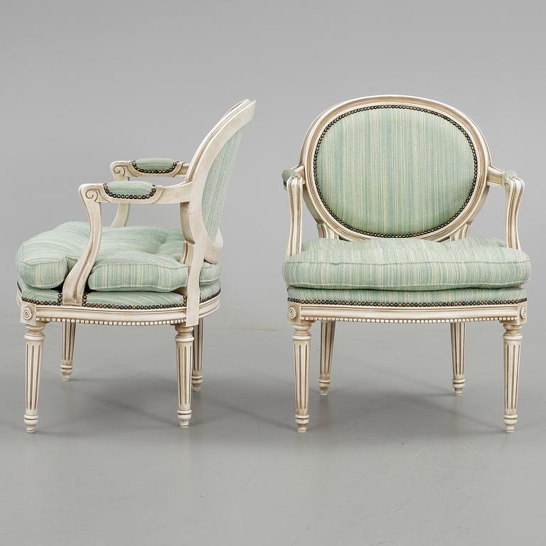 KARMSTOLAR, ett par, gustaviansk stil, 1900-talets första hälft.