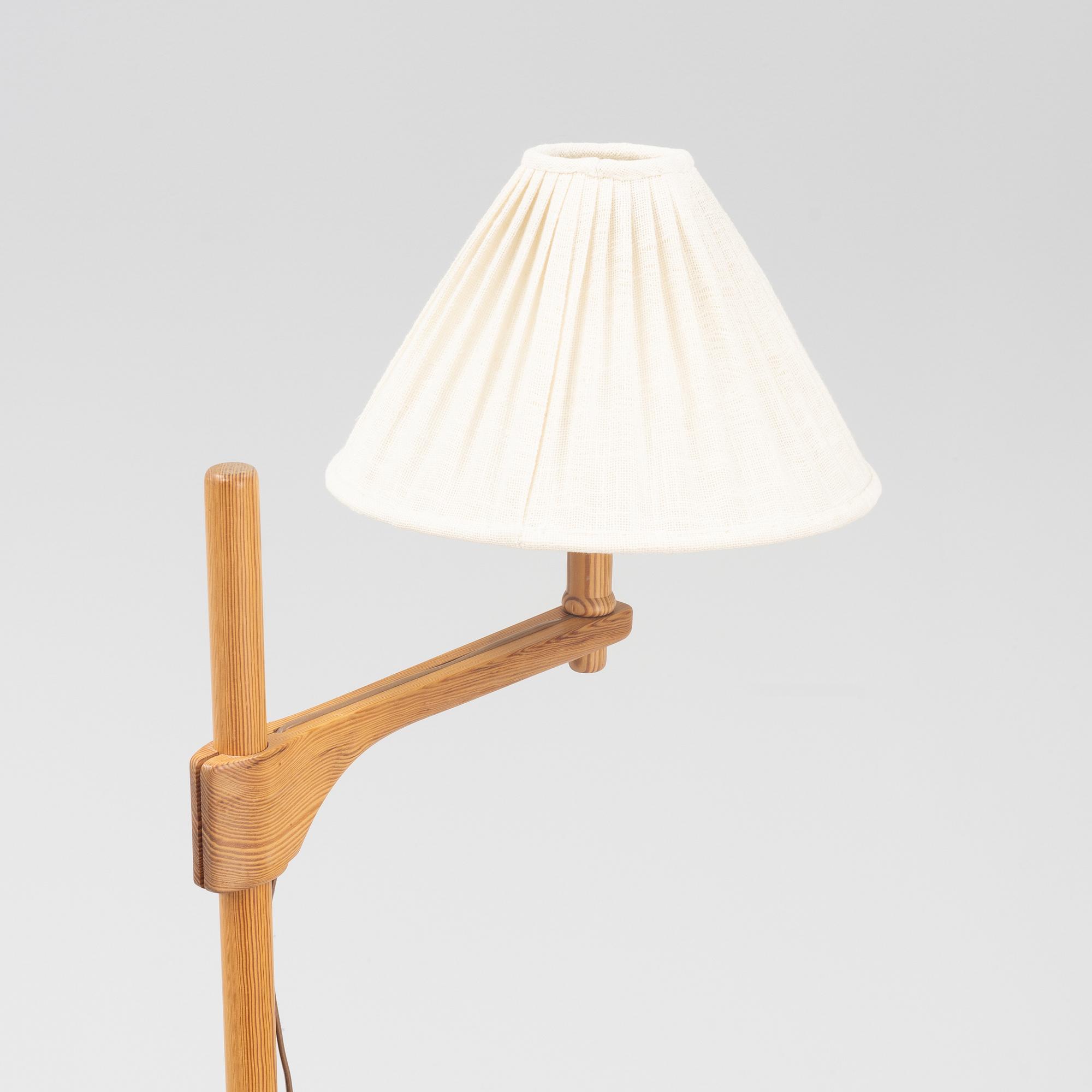 A pine 'Staken' floor lamp by Carl Malmsten, end of the 20th Century.