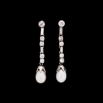 72. A pair of diamond and cultured pearl earrings, tot. app. 1.60 cts.