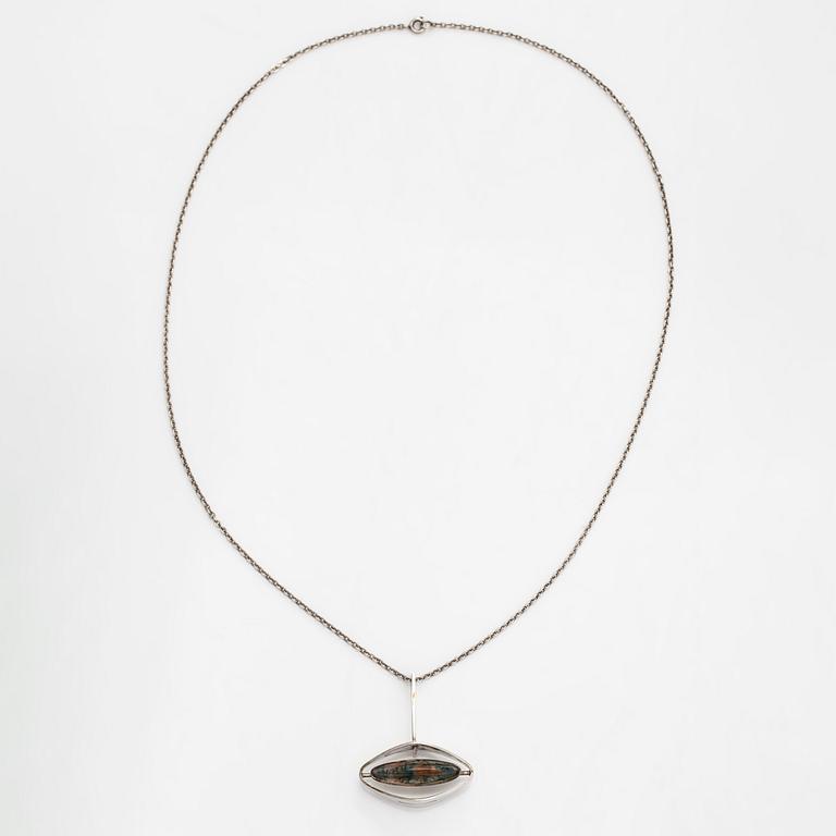 Elis Kauppi, halsband, silver och mossagat. Kupittaan kulta, Åbo 1965.