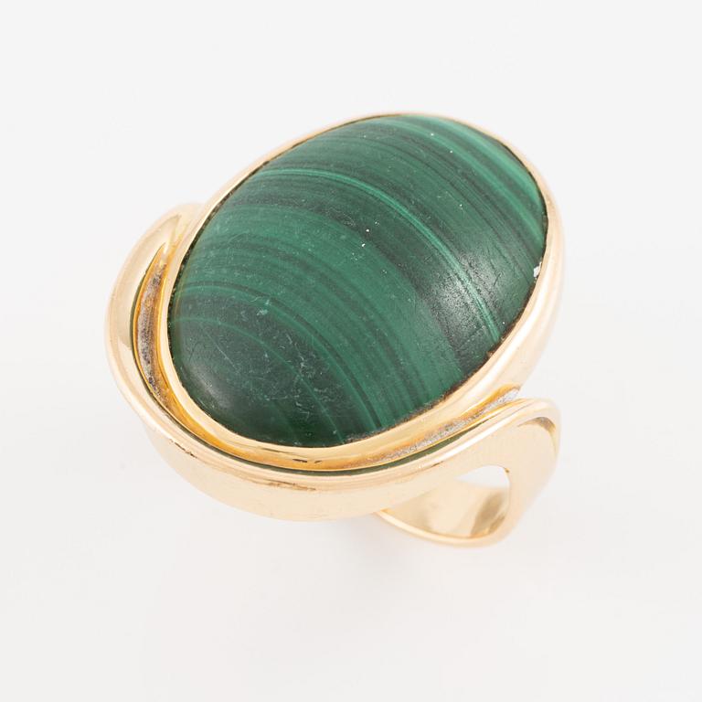 Ring, 18K guld med malakit.