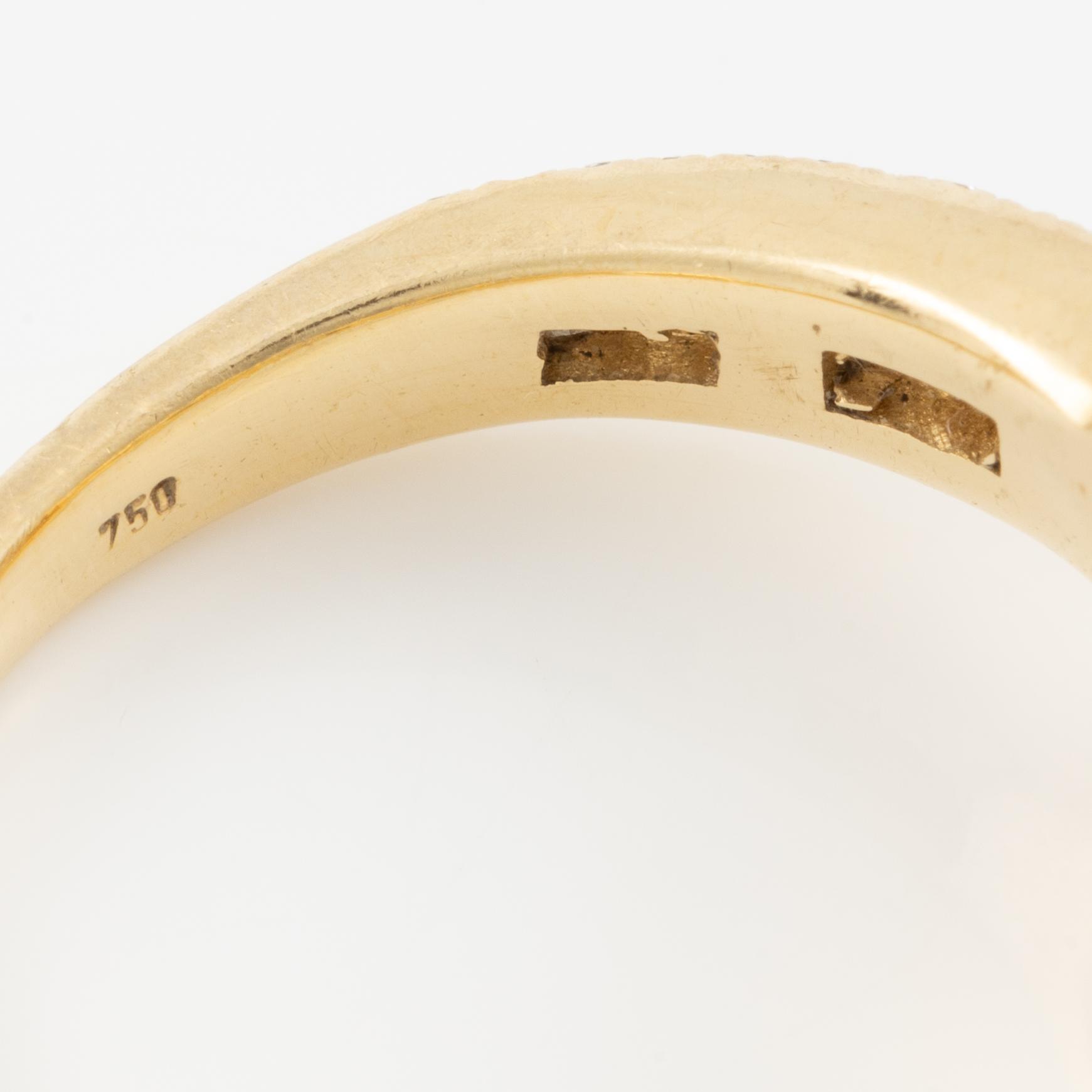 Ring 18K guld med navette-, briljant- och baguetteslipade diamanter.