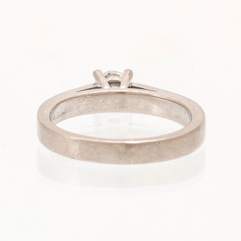 An 18K white gold ring set with round brilliant-cut diamonds.