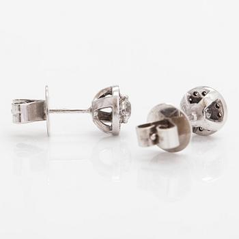 Cassandra Goad, A pair of 18K and 9K white gold earrings with diamonds ca. 0.80 ct in total.