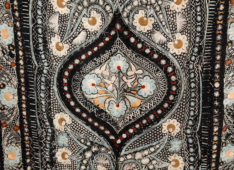 DRAPERI, ull samt silke, Östeuropa, tidigt 1900-tal. Ca 265x121.