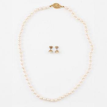 Pärlcollier, odlade pärlor med lås i 18K guld, Alton, örhängen medföljer.