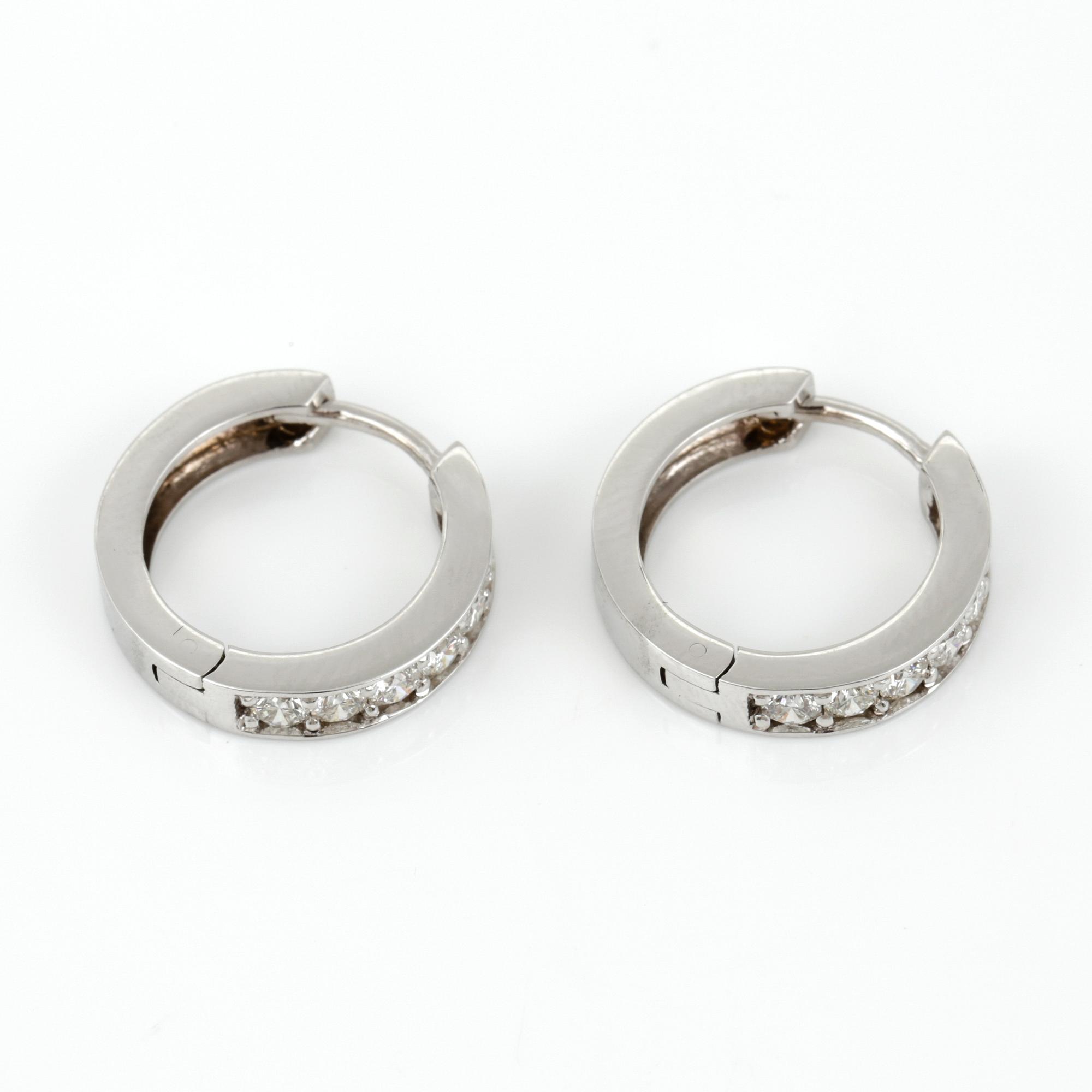 ÖRHÄNGEN, ett par 14K vitguld med briljantslipade diamanter tot ca 0,70 ct. Vikt ca 4,20 g.
