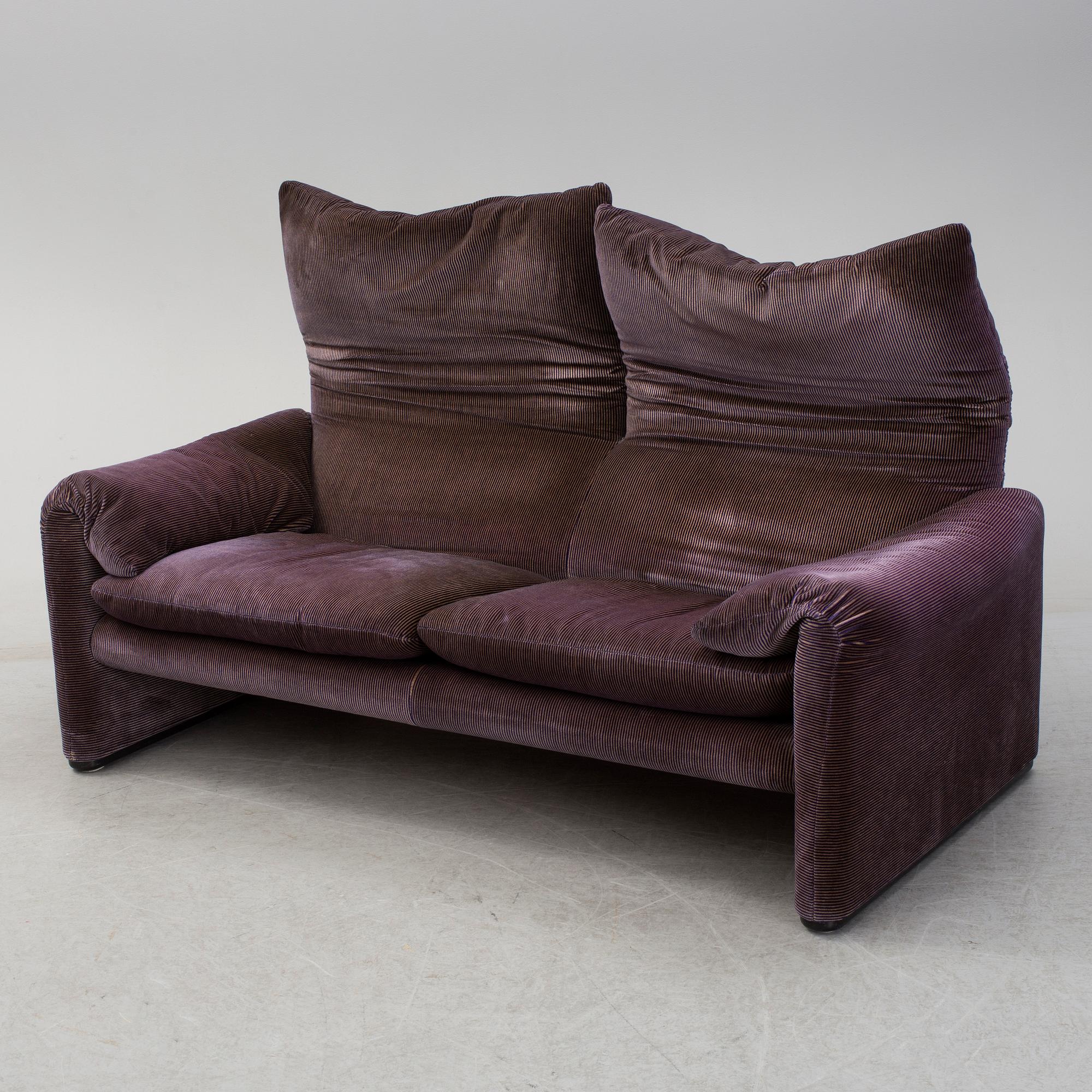 A second half of the 20th century 'Maralunga' sofa my Vico Magistretti for Cassina, Italy. designed 1973.