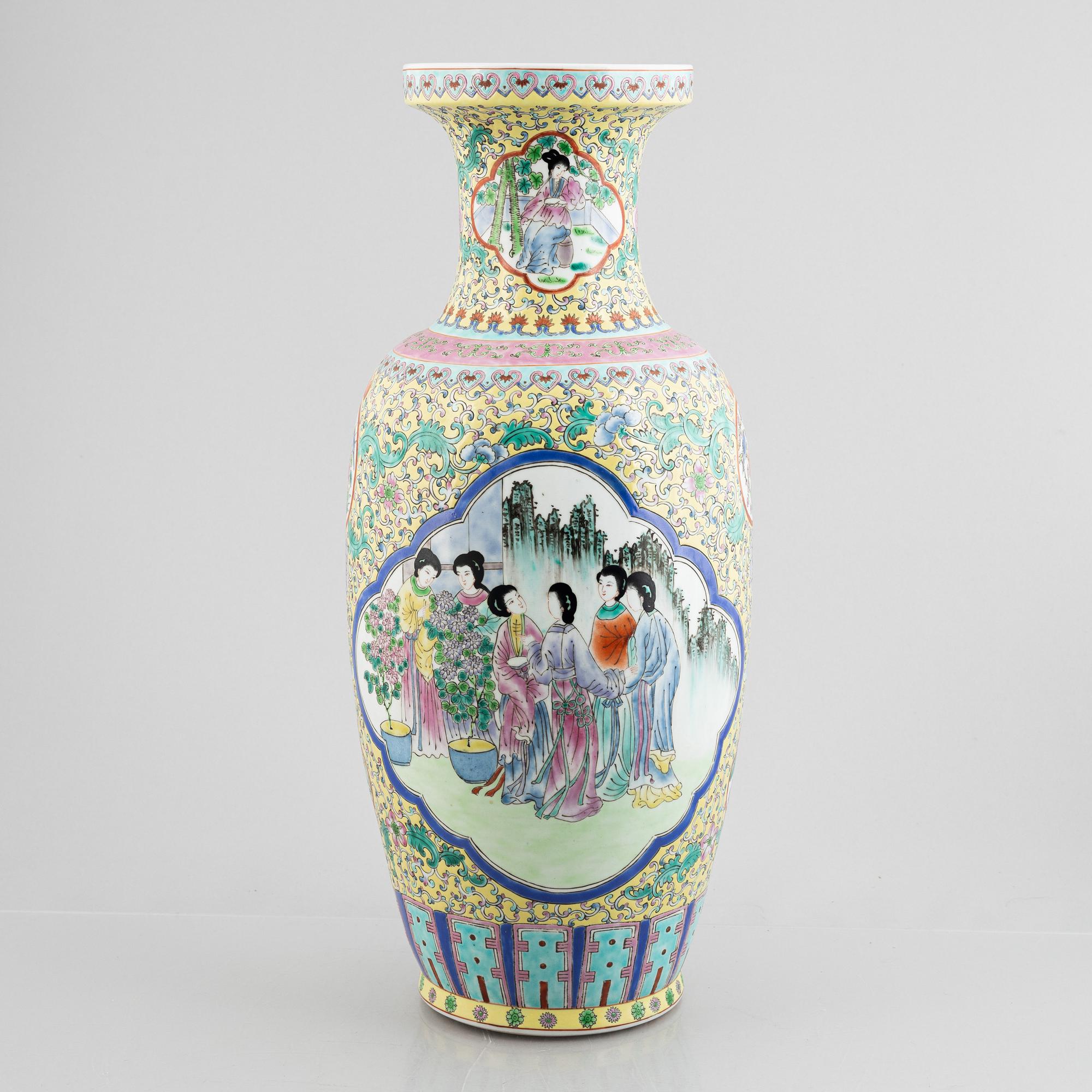 A Chinese porcelain vase, second half of te 20th century.