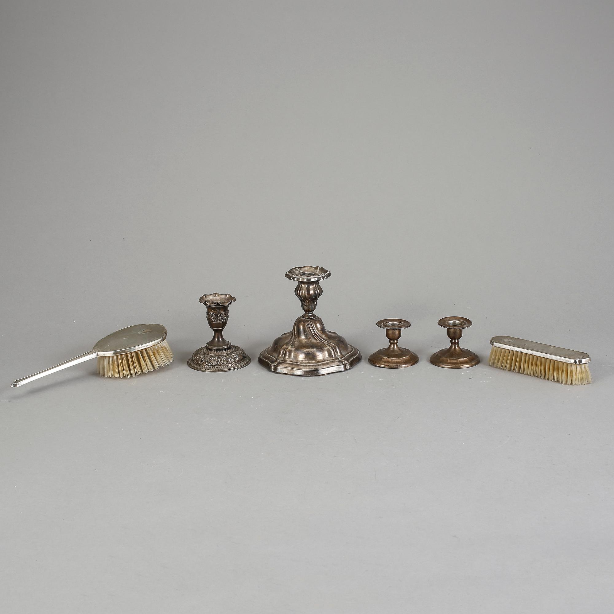 PARTI SILVER, 1900-tal, Tyskland och England. 6 delar varav 4 ljusstakar, 1 borste och 1 bordsspegel.