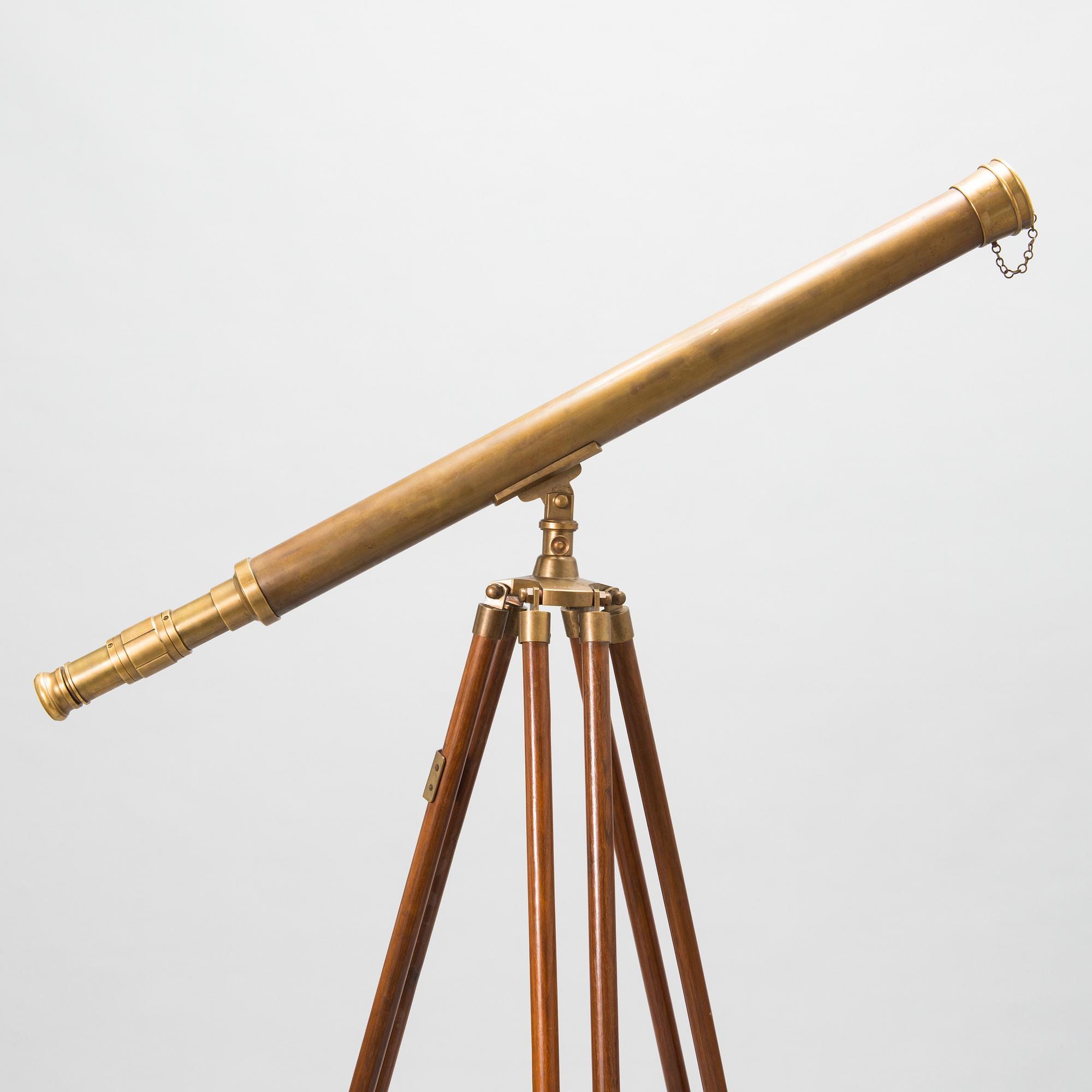 A spotting scope with stand from the latter half of the 20th century.