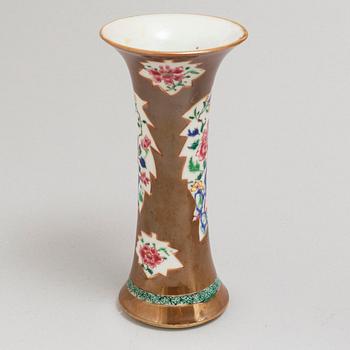 Four blue and white and cappucciner glazed porcelain plates, dish and vase, Qing dynasty, 18th century.