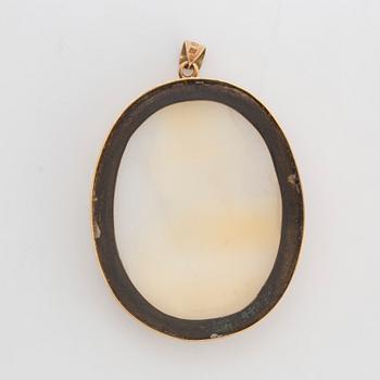 PENDANT, 18K gold and carved cameo.