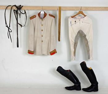 RYTTARUNIFORM och RIDSTÖVLAR, herrstorlek. Seldon medföljer.