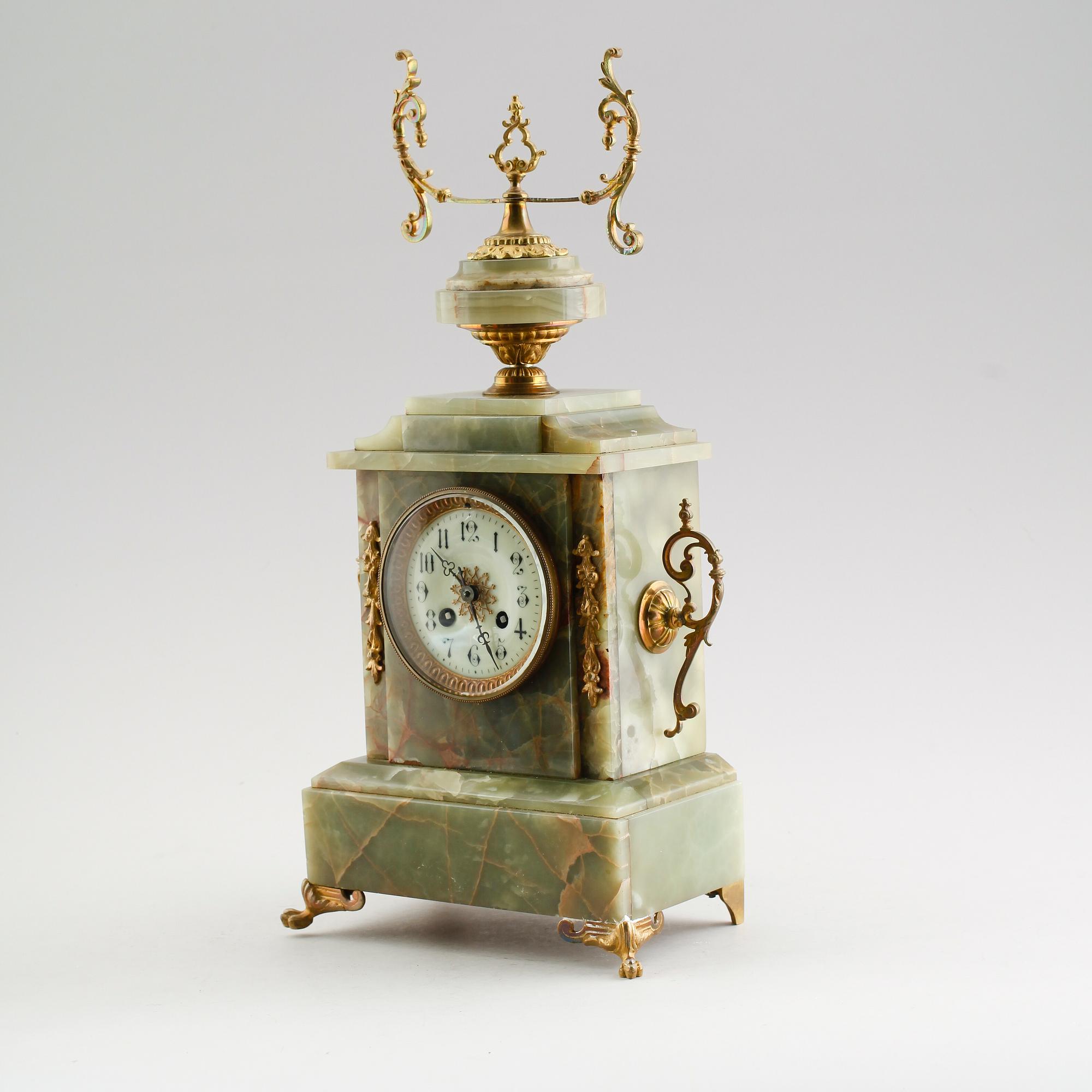 BORDSPENDYL, grön onyx, 1900-talets första hälft.