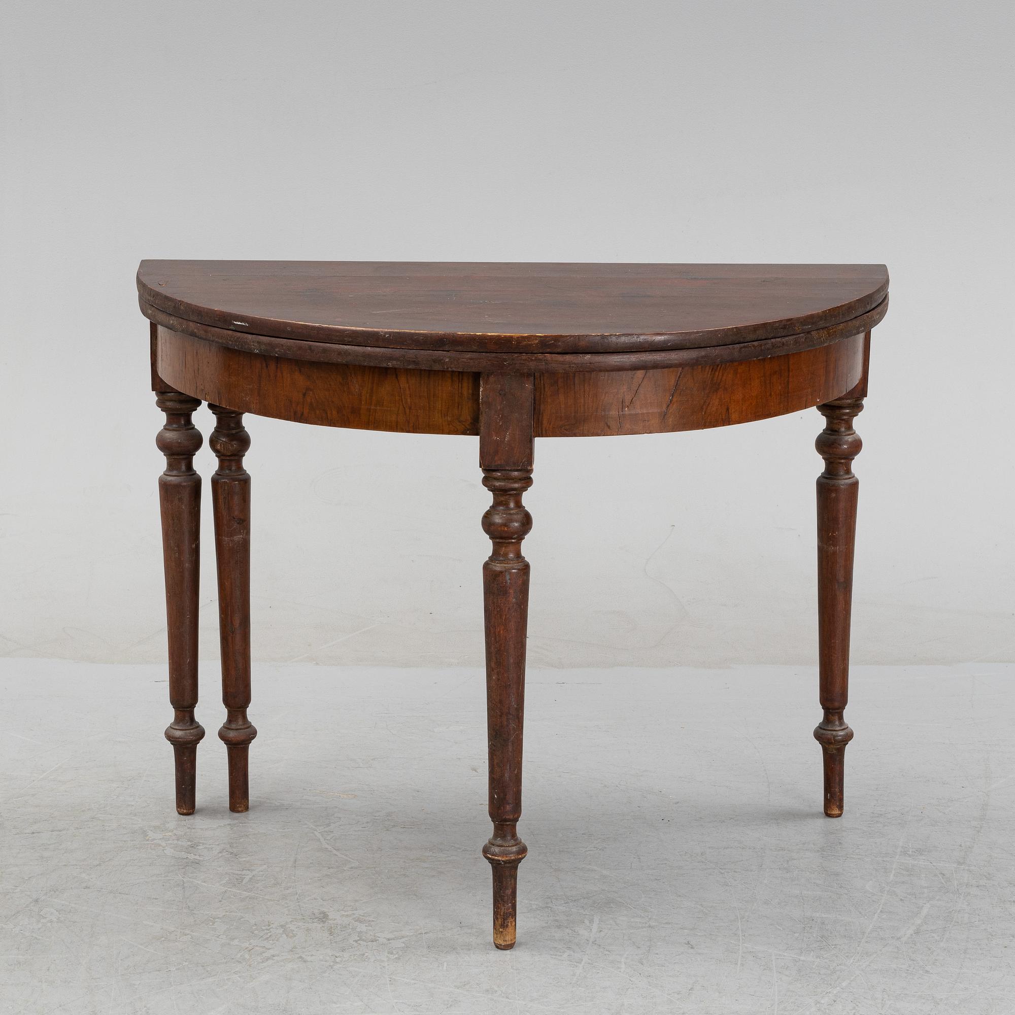 Bord, så kallat halvmånebord, 1800-talets andra hälft.