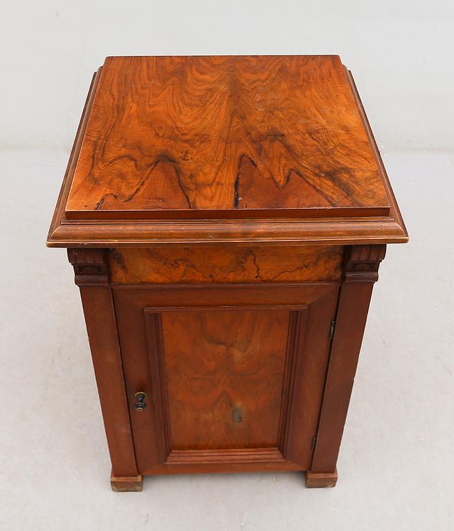 KOMMOD, omkring år 1900.