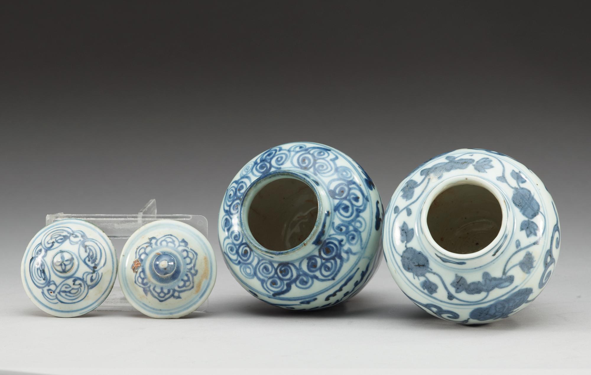 KRUKOR med LOCK, två stycken, porslin. Ming dynastin, Wanli (1573-1620).