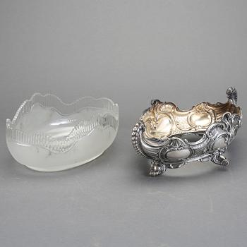 JARDINJÄR, silver och glas. CG Hallberg, Stockholm 1896. Nyrokoko. Silvrets vikt ca 446 gram.