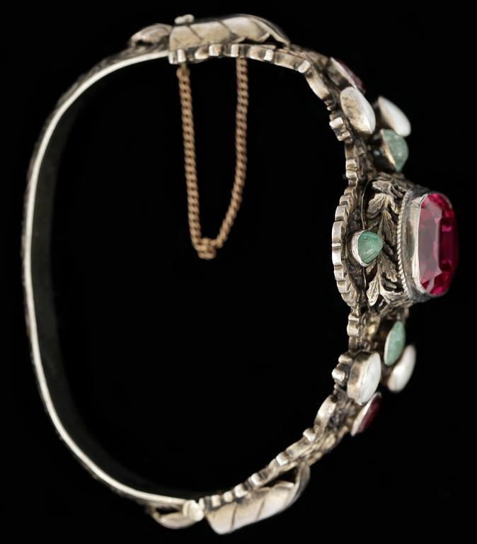 ARMRING, silver med bla röda och gröna stenar, renässansstil, tidigt 1900-tal. Vikt 50g.