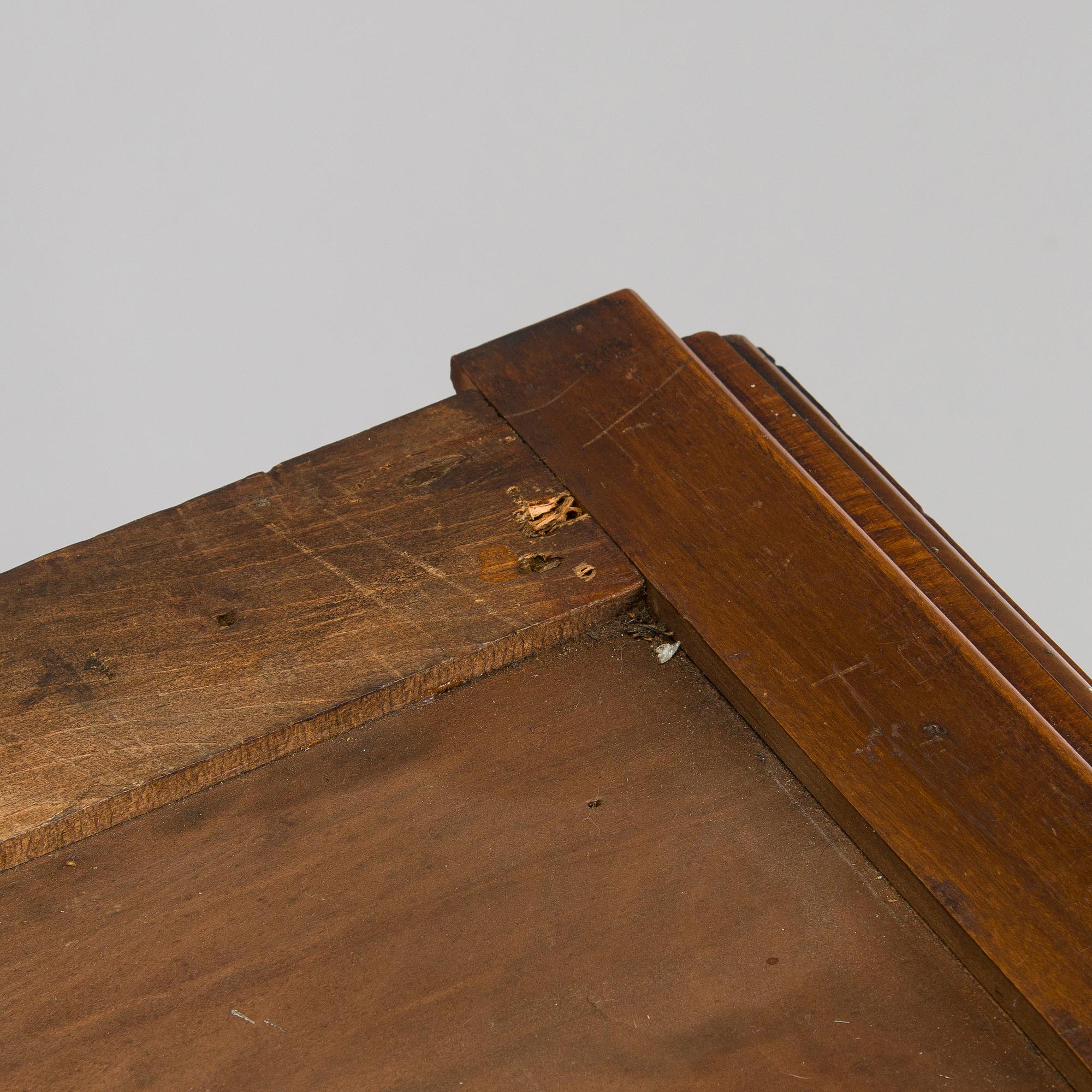 Vitrinskåp, 1900-talets första hälft.