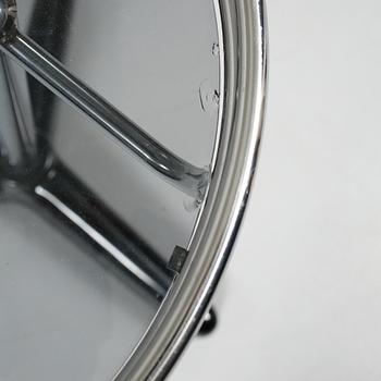 BORD, kromad metal och glas, 1900-talets andra hälft.