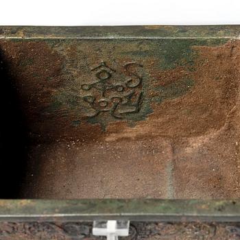 An archaistic bronze censer, Qing dynasty.