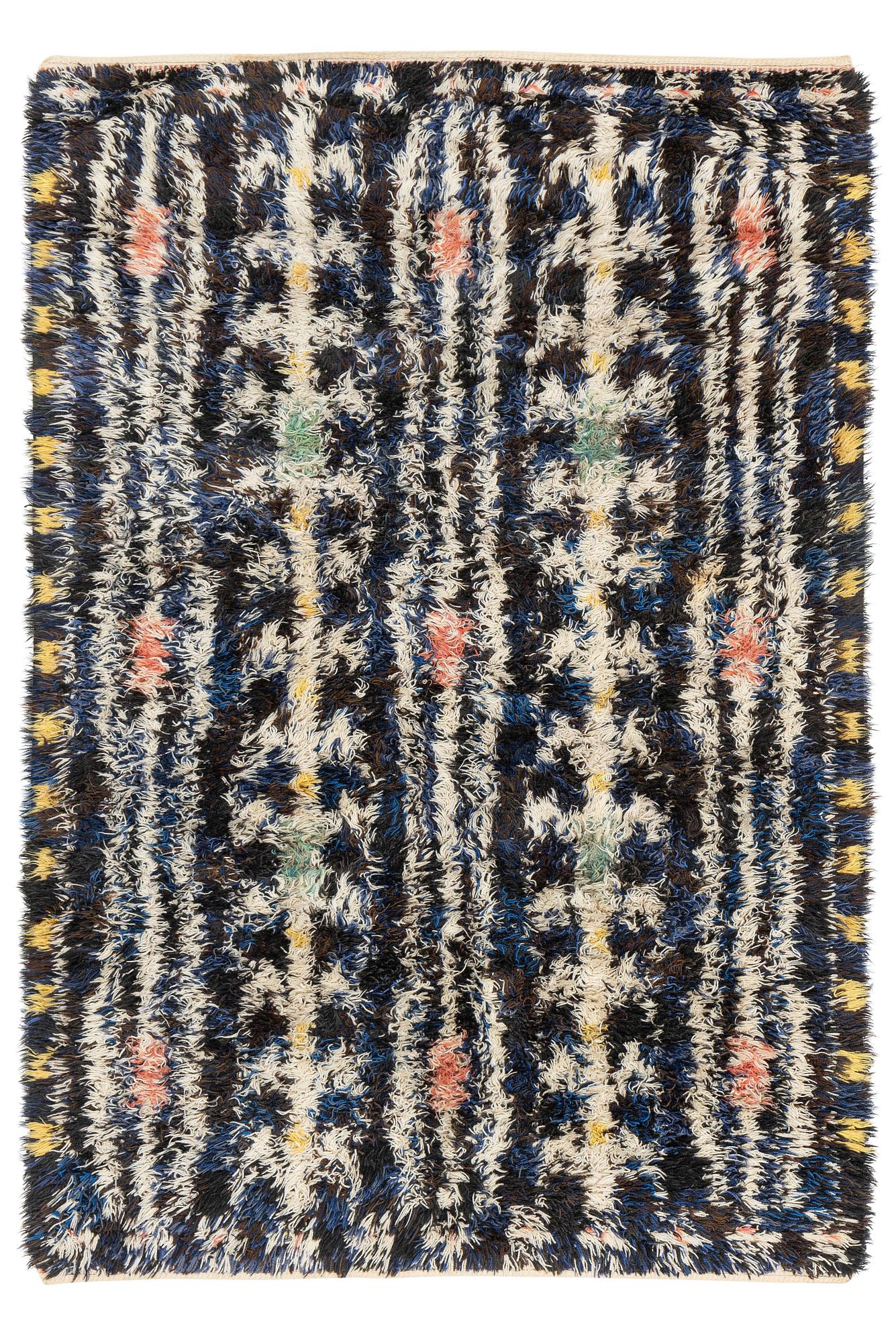 matta, rya, ca 226 x 155 cm, signerad ID KLH.