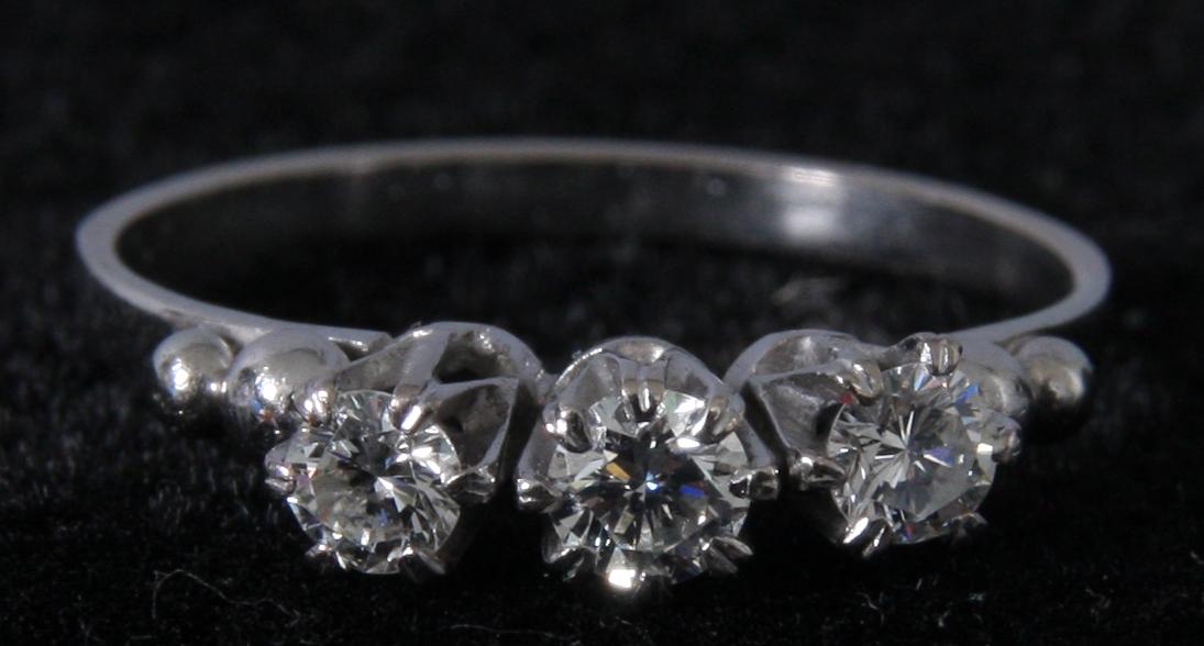 RING, vitguld med tre briljanter.