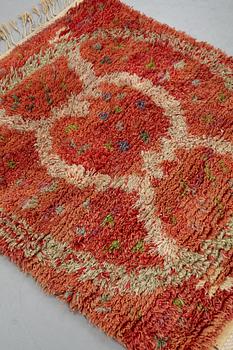 Ann-Mari Lindbom, gift Forsberg, matto, "Ann-Maris röda", knotted pile, ca 113-115 x 93-95 cm, signed AB MMF AML.
