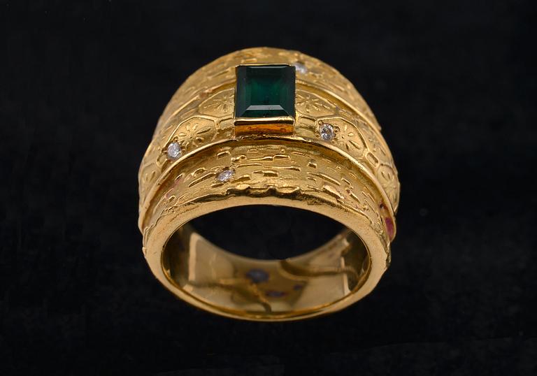 A RING, Tourmaline c. 1.20 ct, small brilliant cut diamonds, 18K gold. Size 17, weight 17,2 g.