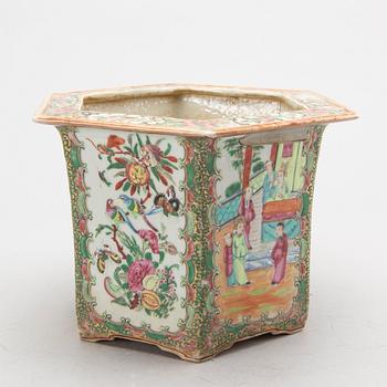 A Chinese 19th century Kanton porcelain urn.