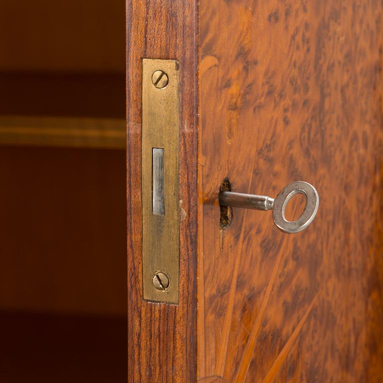 A 1930 cabinet manufactured by Hovleverantör Otto Wrellings Verkstäder Umeå.