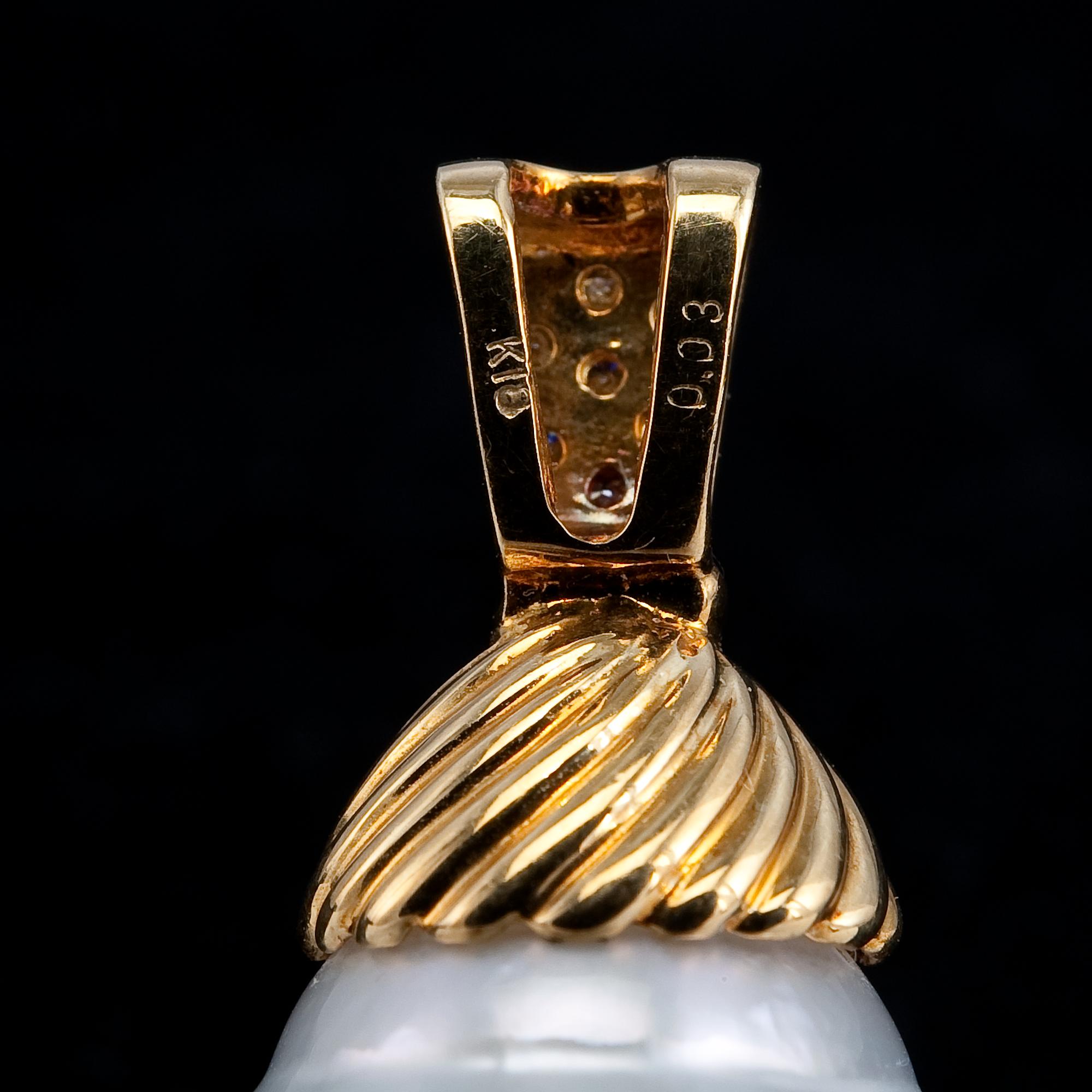 HÄNGE, 18K guld, 7 briljanter tot. 0,03 ct. samt droppformad söderhavspärla.