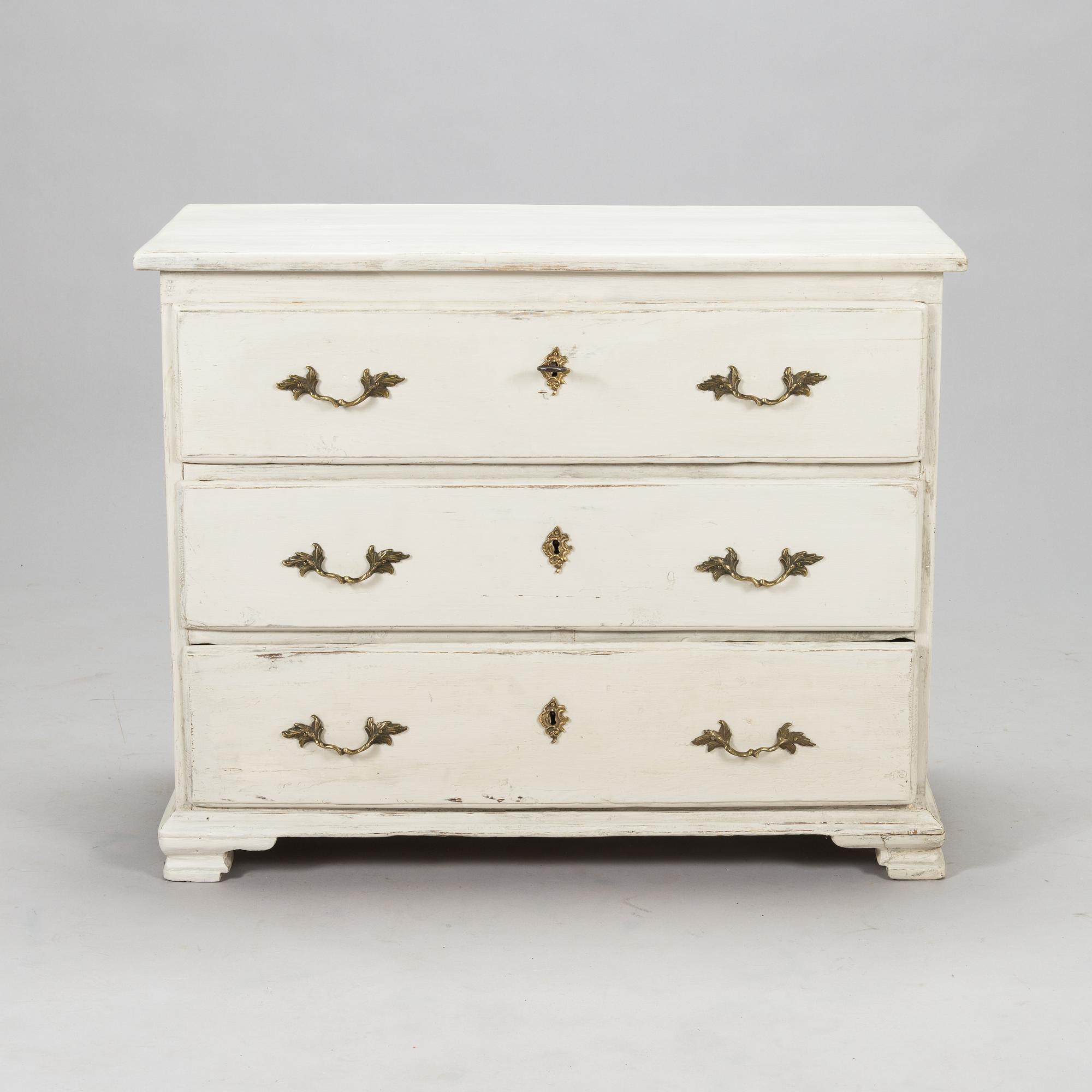 A mid 18th Century chest of drawers.