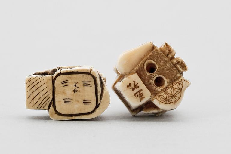 NETSUKE, 2 st, ben, Japan, sannolikt Meiji (1867-1911).