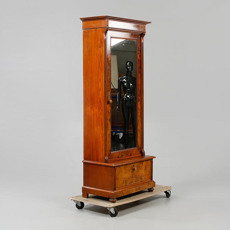 KLÄDSKÅP, nyrenässans, 1800-talets andra hälft.