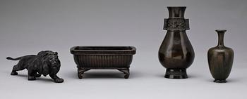 VASER 2 st SAMT RÖKELSEKAR och SKULPTUR, brons. Kina/Japan, sekelskifte 1900.