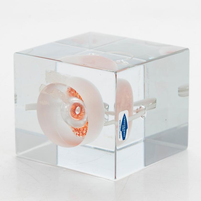 Oiva Toikka, An annual cube, signed Oiva Toikka Nuutajärvi 1985 and numbered 639/2000.