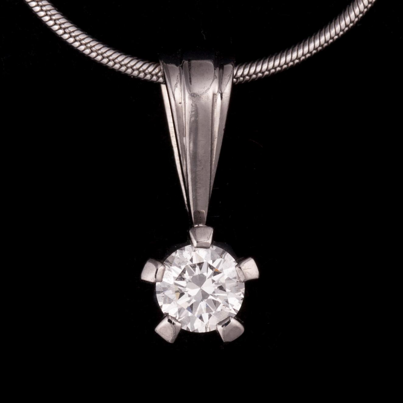 HÄNGSMYCKE 18K vitguld, briljantslipad diamant ca 0,33 ct, Kultakeskus. KED 14K vitguld. Vikt tot. 6 g.