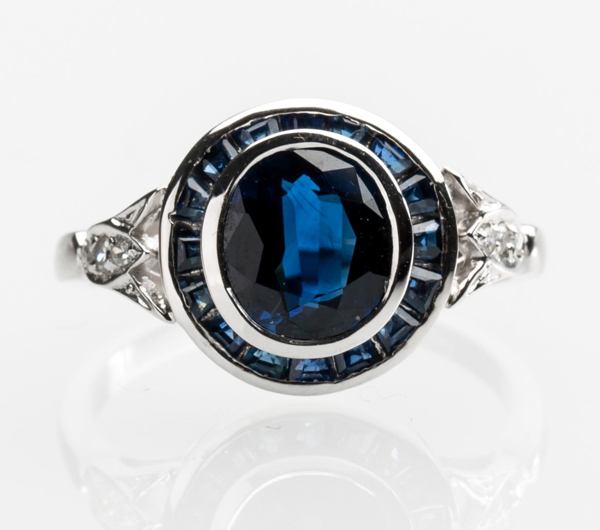 RING, 18 k vitguld med diamanter ca 0,06 ct samt safir ca 1,50 ct. Vikt ca 4,5 g.