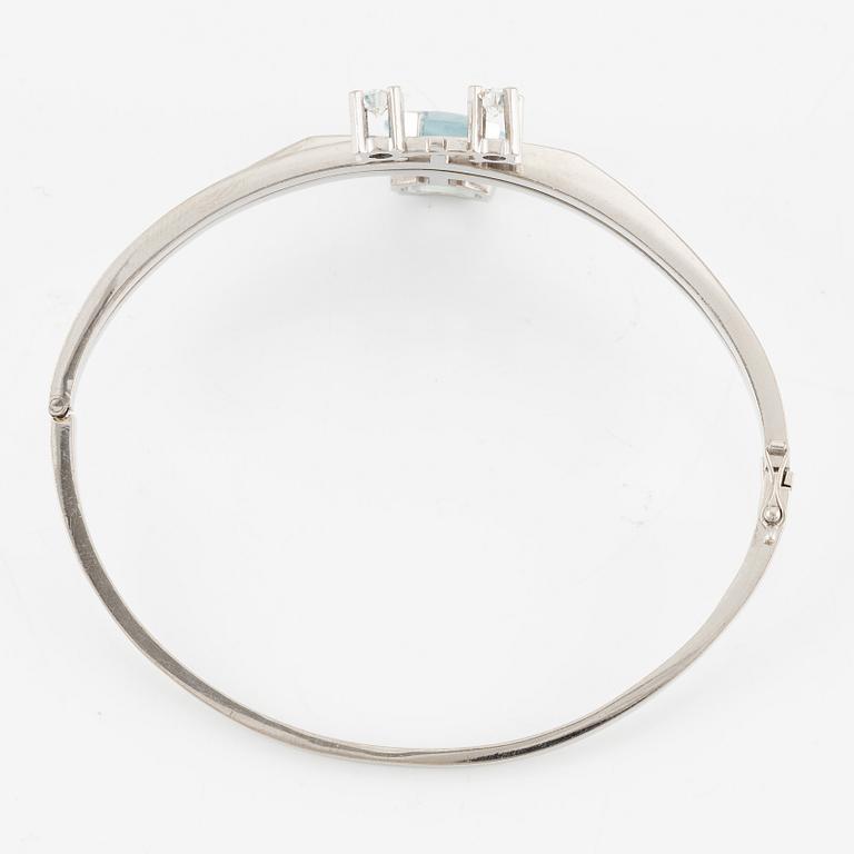 A bangle 18K white gold with aquamarine and two round brilliant-cut diamonds.