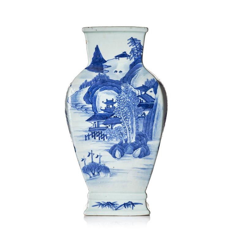 A blue and white 'landscape' vase, Qing dynasty, 19th century.