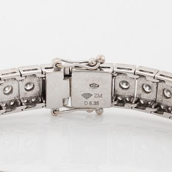 Brilliant-cut diamond tennis bracelet.